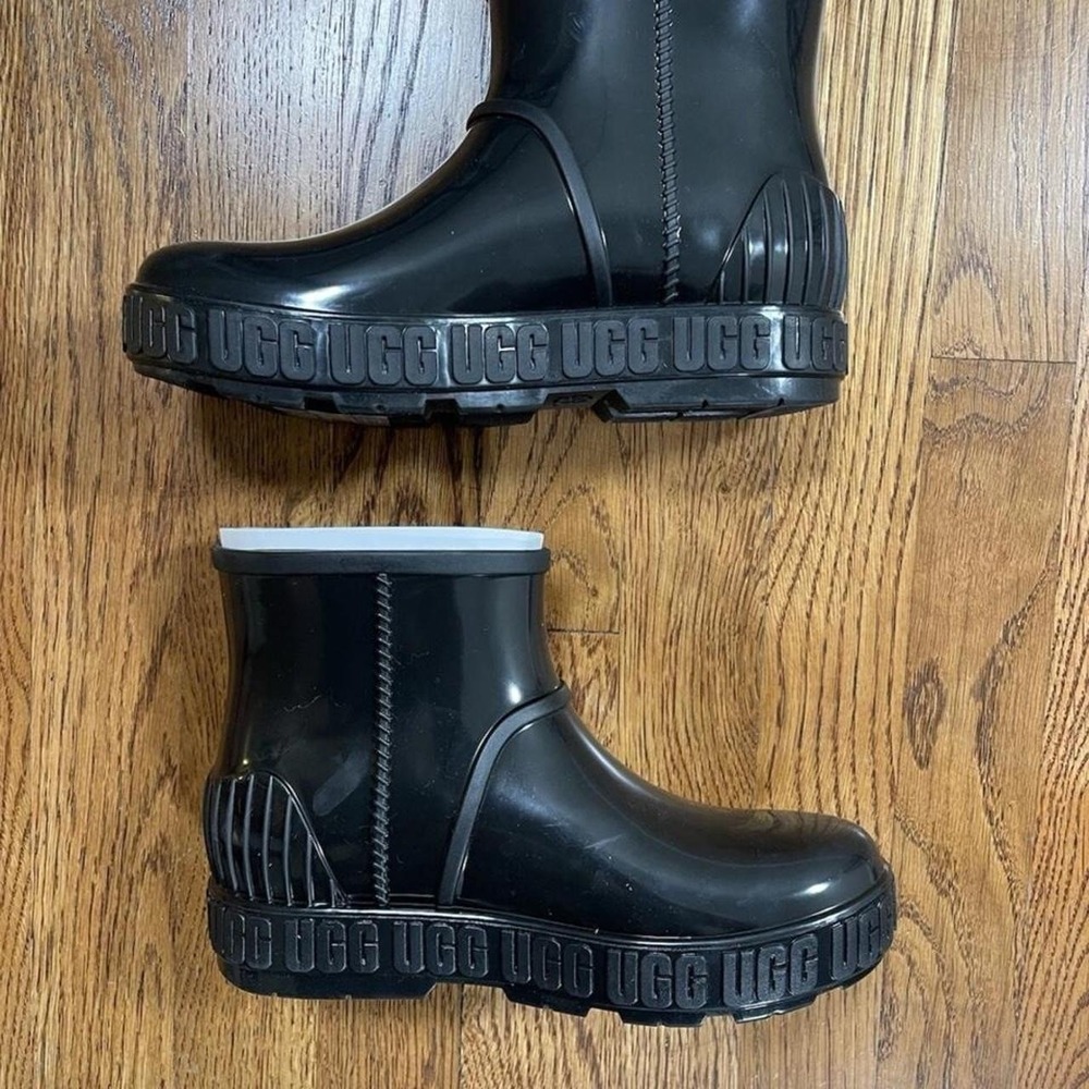 UGG‎ black rubber rain boots with UGG logo on the sole Size 4